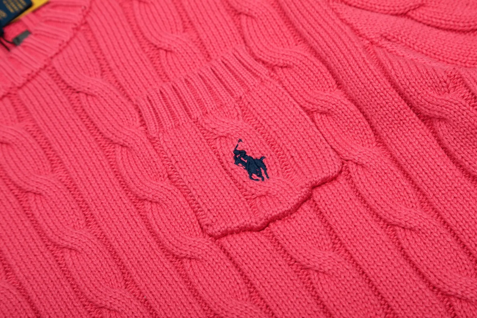 P154 💰 "Top quality" Style number: DS222# (not off the shelves all year round) [Ralph Lauren round neck pocket style solid color pony embroidered logo knitted short sleeves] ✅Ralph Lauren Ralph Lauren classic basic pocket all-match style goddess knitted short sleeves for all seasons ✅Main supplier platform live broadcast Wholesale entity Replenish when out of stock Not off the shelf ✅ZP quality 1:1 version Scan the code to enter the GF website Counter quality ✅Details and quality are the only one in Guangzhou. Imported quality cotton yarn, focusing on high-end, cost-effective, good quality needless to say. ✅The version is restored to the original order. The maximum size can be worn up to 160 pounds. Loose, comfortable and stress-free. ✅The upper body is simple and easy to match. A must-have for goddess ootd. Good-looking clothes are never picky. A must-have in the goddess’ wardrobe. Size: S-XL. Color: White, almond, purple, orange, gray, yellow, black, khaki, pink, navy, rose, green. Chinese red olive green light blue white label light blue blue label